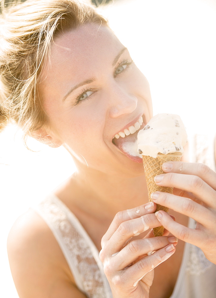 Вкусно ест мороженое. Женщина ест мороженое. Кушать мороженое. Мороженое для женщин. Девушка с мороженым.