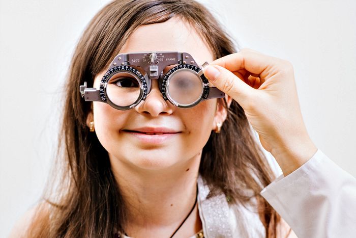 Нужно ли ребенку при близорукости носить очки постоянно?