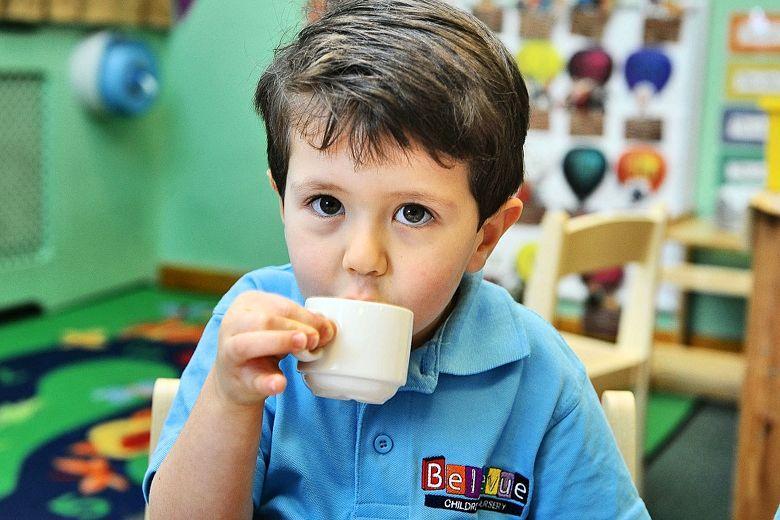 Кофе детям можно давать. Детский кофе. Кружка «ребенок». Ребенок пьет кофе. Кружка с фото ребенка.