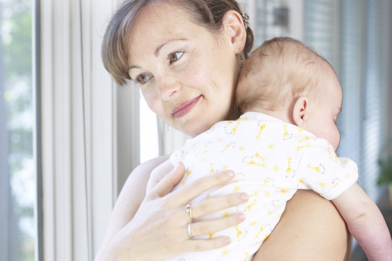Как правильно держать новорожденного для срыгивания