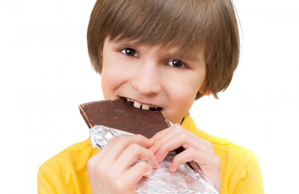 С какого возраста можно давать ребенку шоколад: польза и вред, чем опасен, симптомы аллергии