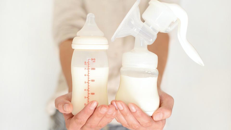 Как сцедить молоко руками в первый раз? | babymother
