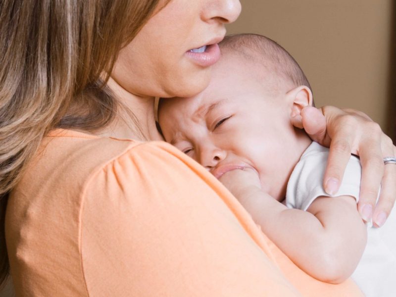 Почему грудничок выгибается во время кормления. почему ребенок выгибается и плачет во время кормления