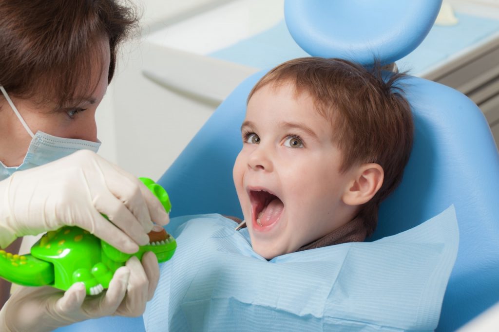 Ребенок у стоматолога. пособие для родителей | малыш и карлсон