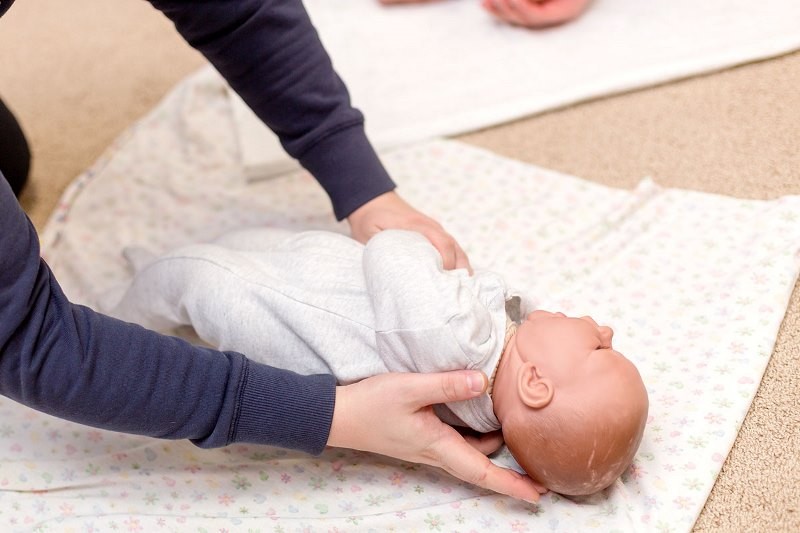Как правильно пеленать новорожденного | все для детей