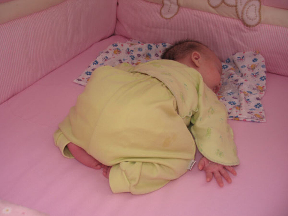 Можно ли грудничку спать на животе: безопасность и комфорт