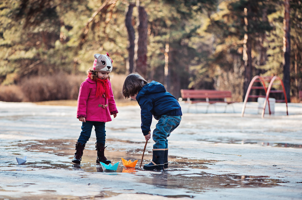 Интересные развивающие игры с ребенком на прогулке. уличные игры для детей с родителями