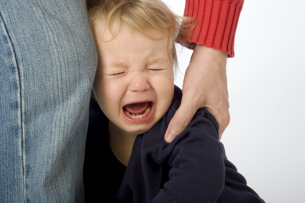 Ребенок плачет в детском саду: что делать - советы психолога, как адаптироваться и приучить к яслям