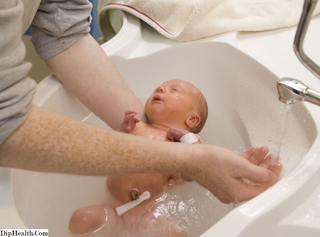 Нельзя купать ребёнка после прививки — или всё-таки можно?