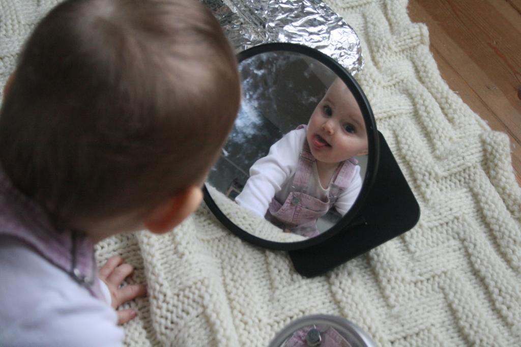 Почему нельзя показывать новорожденного в зеркало - приметы