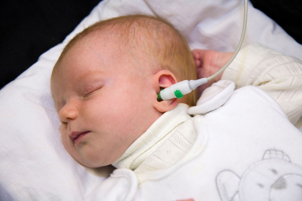 Когда новорождённый начинает слышать и видеть: особенности зрения и слуха у грудничка после рождения