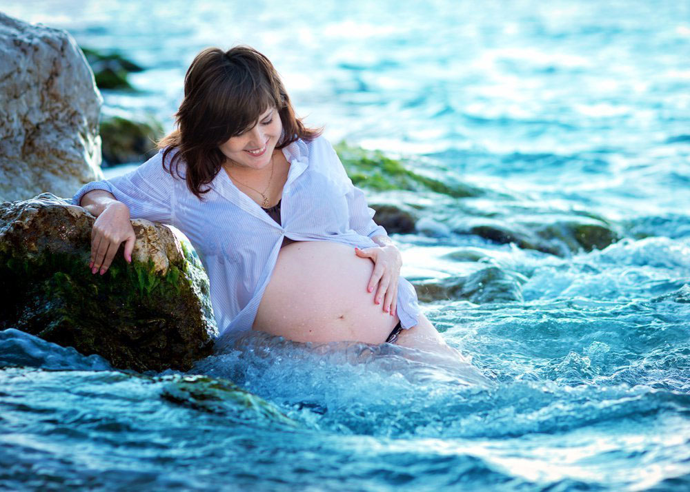 Беременным купаться в бассейне. Фотосессия беременных на море. Купание беременных в море.