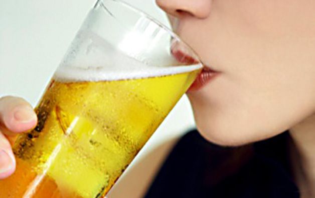 Можно ли пить пиво кормящей маме и сколько выводится напиток из грудного молока