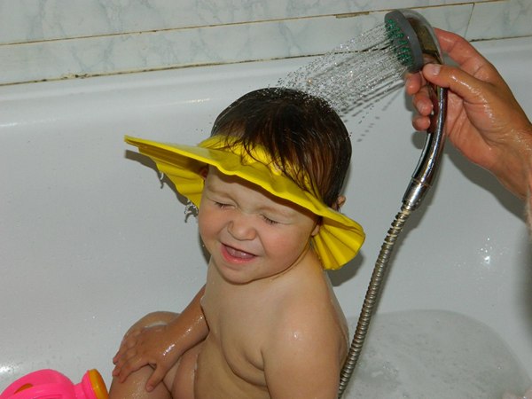Как помыть голову ребенку без слез и капризов: как приучить малыша мыть голову