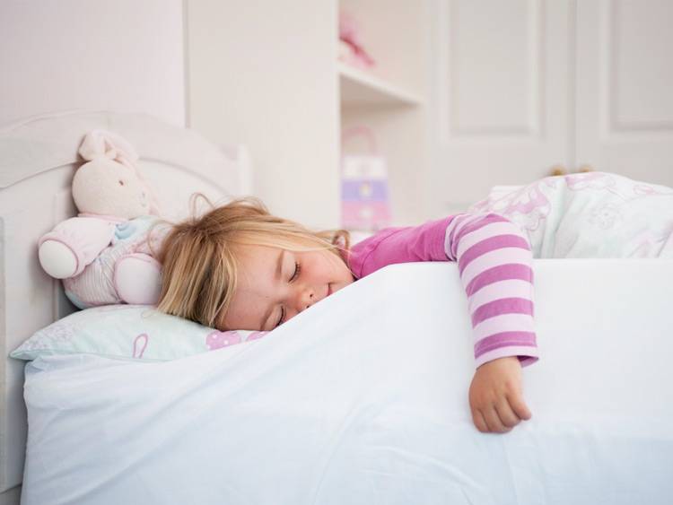 Почему ребенок спит только на руках и как его отучить от этого