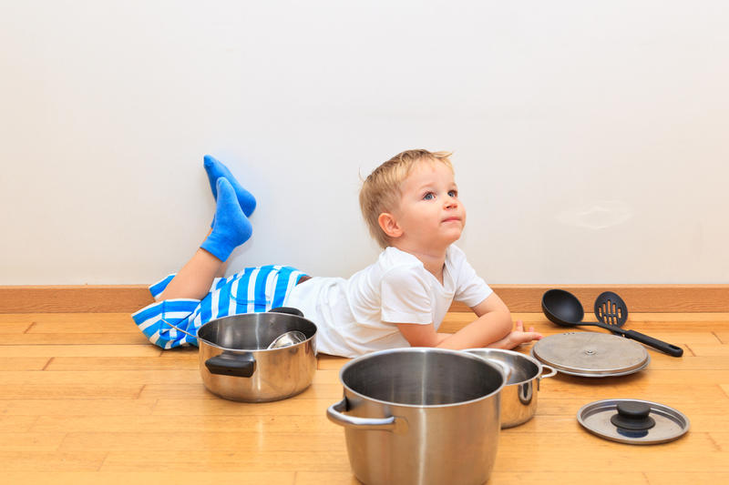 5 способов занять ребёнка на кухне, пока вы готовите еду