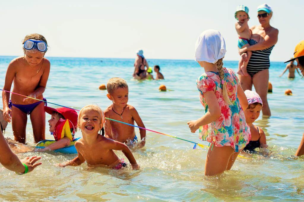 Куда лучше поехать на черное море с детьми, обзор курортов и развлекательных центров