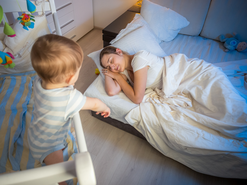 Ребенок не спит ночью: почему и что делать