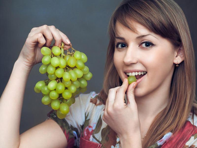 Можно ли кормящей маме виноград: белый, зеленый, красный?