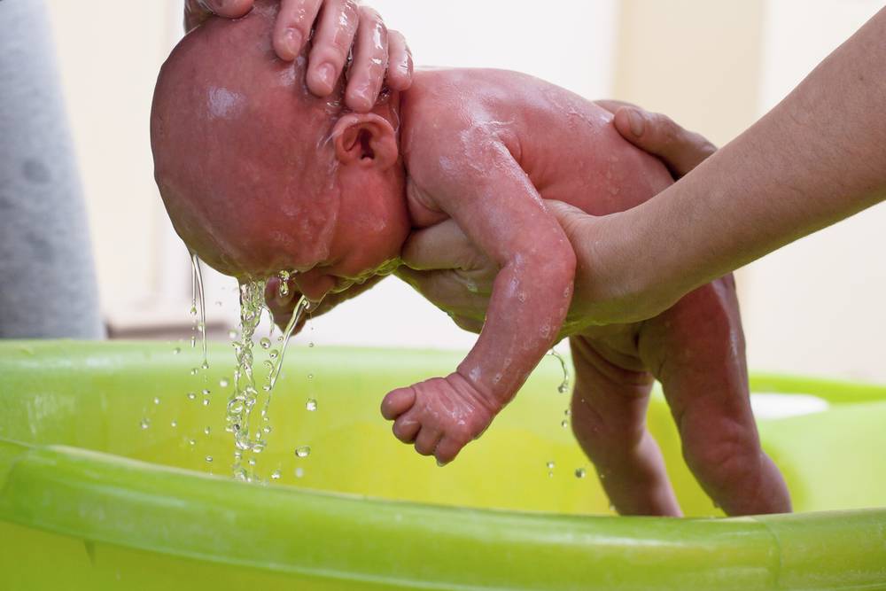 Как правильно купать новорожденного. первое купание ребенка
