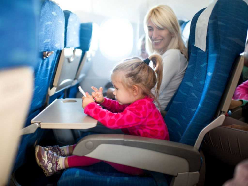 Перевоз детей в самолете, детское питание в ручной клади, как дети переносят поездку, что взять в самолет, до скольки лет бесплатно летают