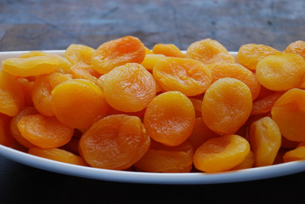 Сушеные абрикосы - польза и вред, лечебные свойства золотого сухофрукта