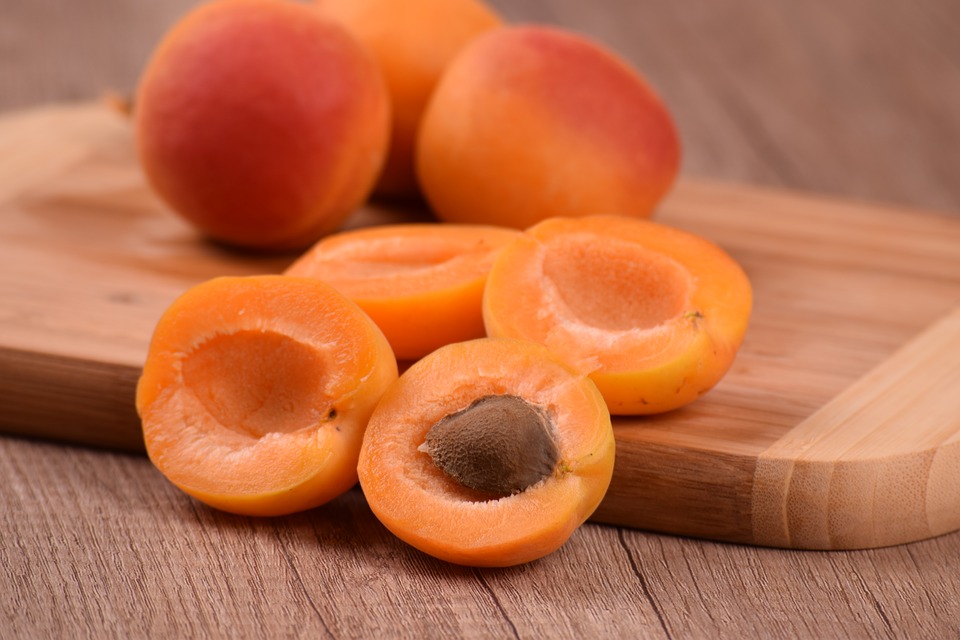 Описание абрикоса сорта солнечный, характеристики урожайности и особенности выращивания