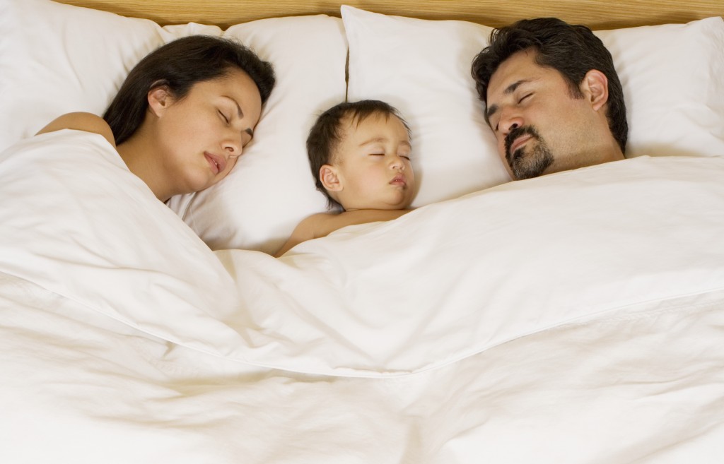 Как спят новорожденные. спать с ребенком — вместе или врозь: плюсы, минусы, советы приучаем спать в своей кроватке