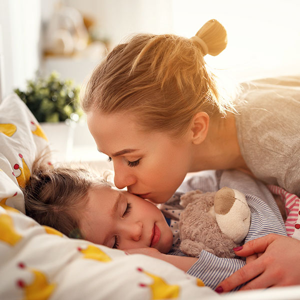 Простой способ разбудить малыша без слез