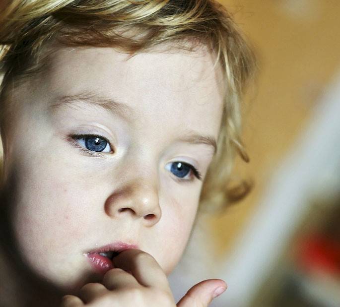 Почему ребенок грызет ногти: причины, советы психолога, что делать