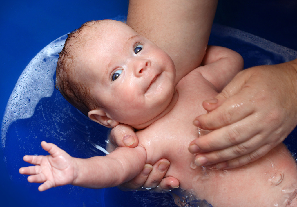 Купание новорожденного ребенка дома первый раз: когда можно, в какой воде