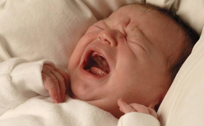 Новорожденный ребенок мало спит ночью или днем