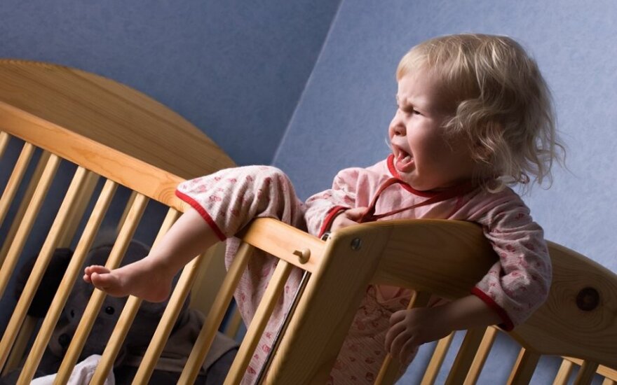 Ребенок просыпается и плачет ночью: 7 причин ночного плача у малыша до года