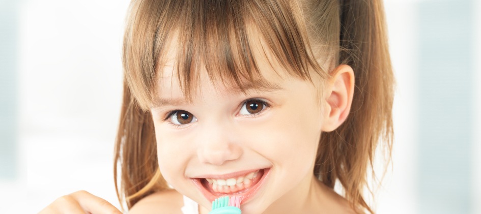 Когда начинать чистить зубы ребенку, как выбрать зубную пасту и щетку