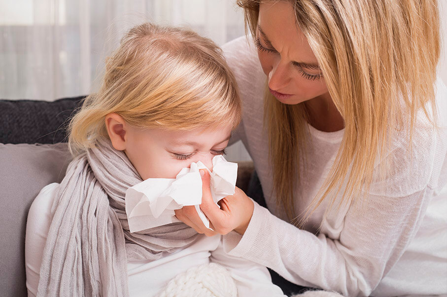 Простуда у ребенка: признаки и симптомы | что делать при первых признаках простуды у детей| ринза®