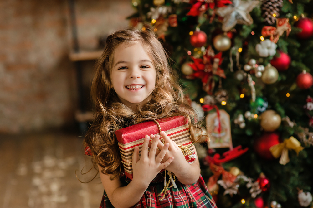 Ребенок просит дорогие подарки: как решить проблему