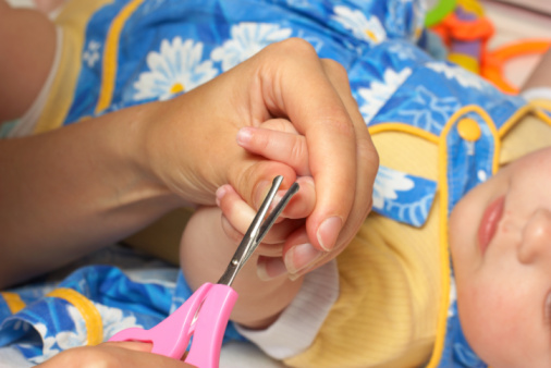 Как подстричь ногти новорожденному первый раз: видео, комаровский