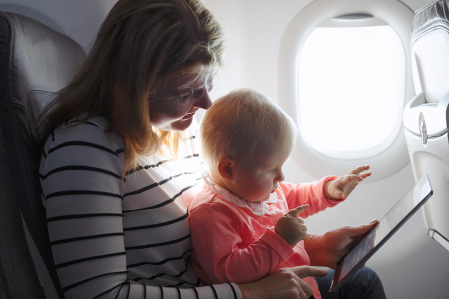 Перелет с грудным ребенком: особенности перелета, что взять с собой в самолет, советы мам