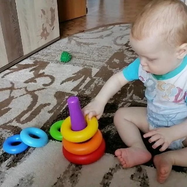 В каком возрасте малыш начинает собирать пирамидку