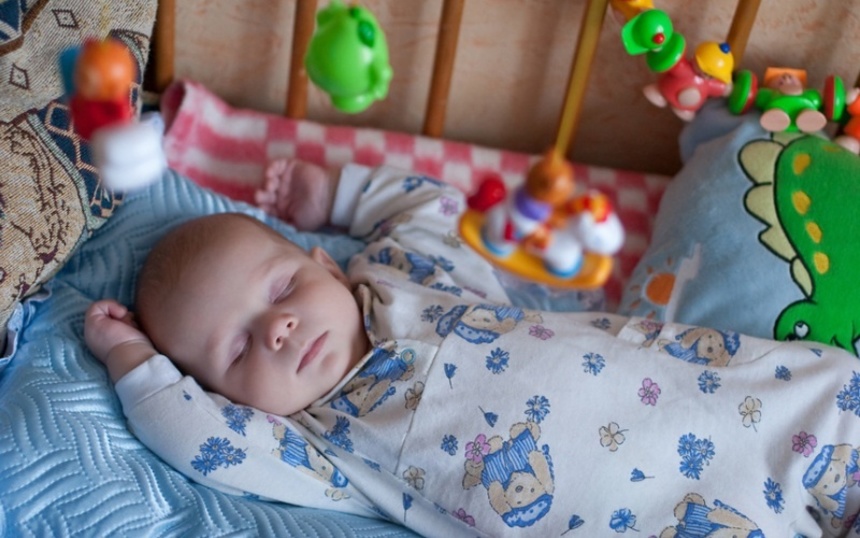 Новорожденные мальчики дома. Младенец в кроватке. Новорожденный ребенок в кроватке. Кроватка для новорожденного. Маленькие дети в кроватке.