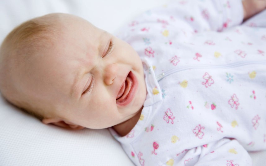 Новорожденный мало спит и ест: почему грудничок плохо спит