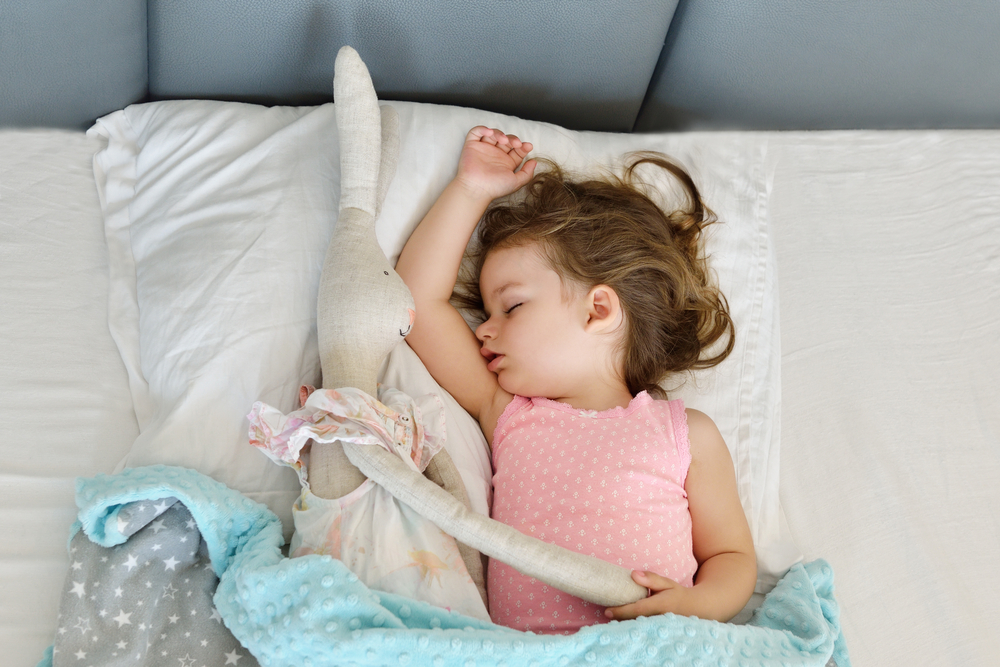 Как приучить маленького ребенка спать в своей кроватке