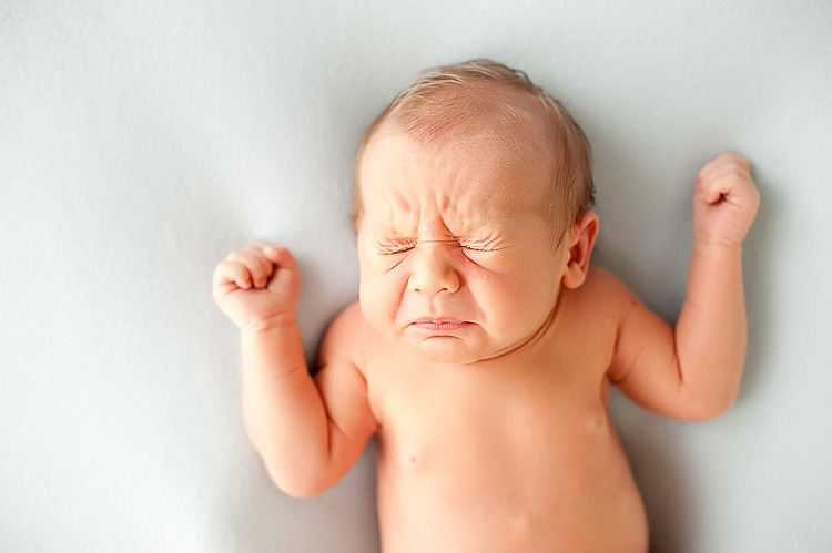 Новорожденный кашляет и чихает температуры нет — причины