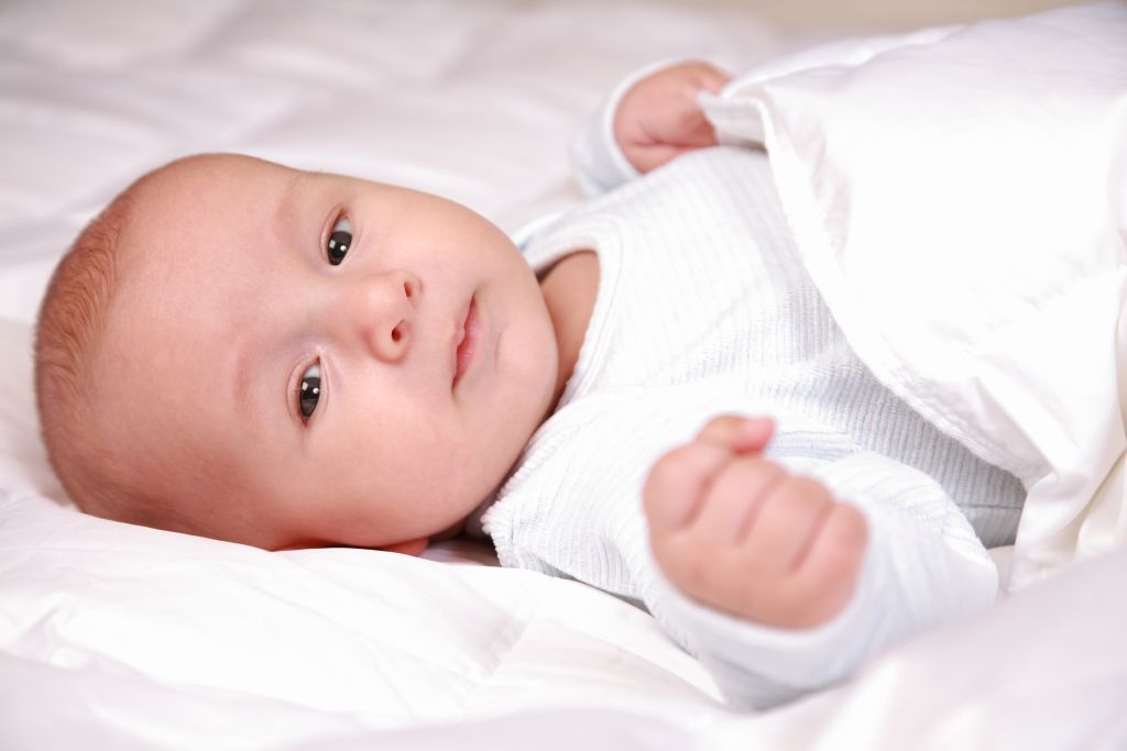 Почему ребенок в 2 месяца плохо спит ночью и днем: что делать, если часто просыпается