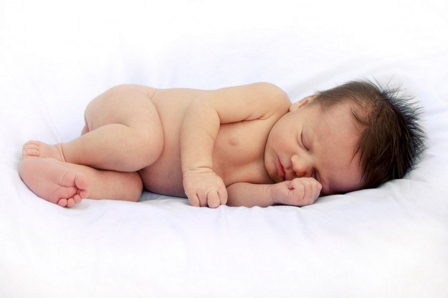 Сон младенца на животе: опасно ли это?