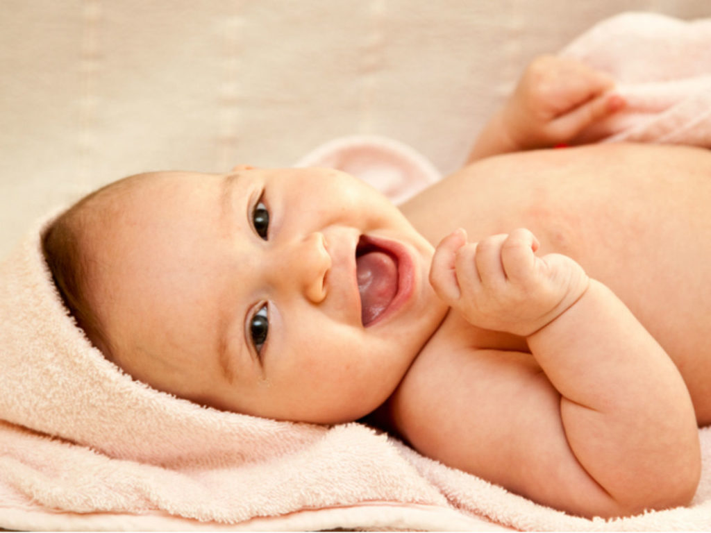 Когда новорожденный улыбается и когда начинает смеяться?