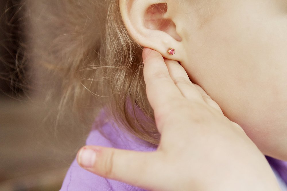 «дочь носит сережки с 3 месяцев». мамы и педиатр о том, прокалывать ли уши детям