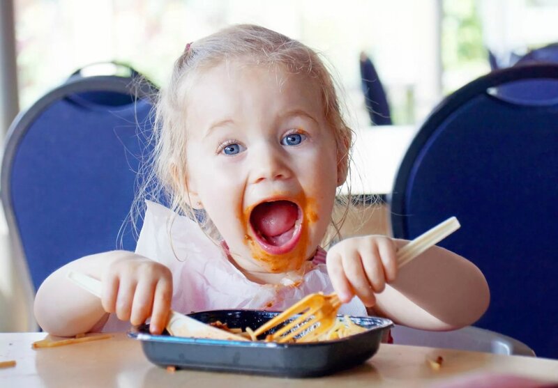 Ребенок 2,5 кушает только при просмотре мультика - questionsmoms.ru