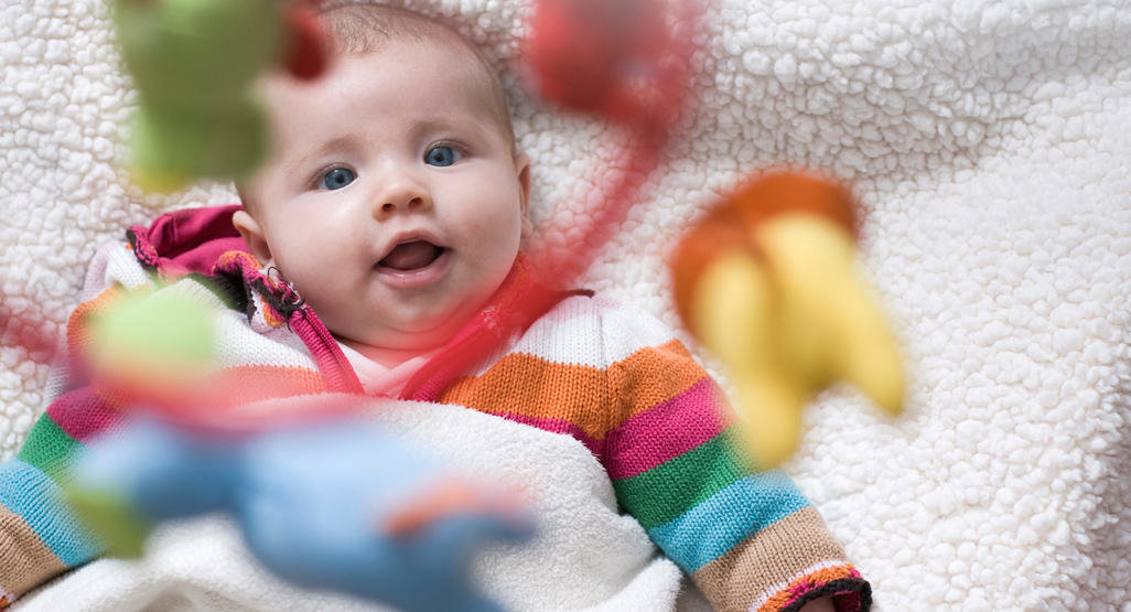 Когда новорождённый начинает видеть и слышать: всё о зрении и слухе ребенка в первый год жизни