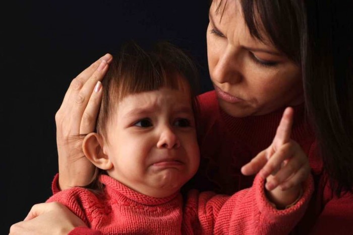 Как справиться с капризами ребенка при расставании с родителями. ребенок плачет при виде бабушки